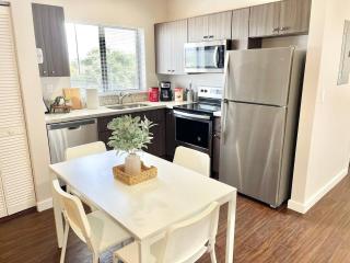 Prime Location 1BR Close to Beach & shops - 4