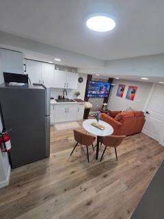 Modern Private 2-Bedroom Suite Self Check-In Free Parking - 6