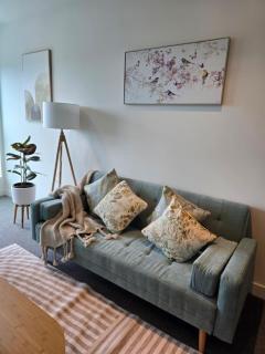 Modern 1BR with covered Balcony I Alphington I Fast WiFi I Free Parking I Walking to Alphington Train Station I Minutes to Melbourne CBD - 9