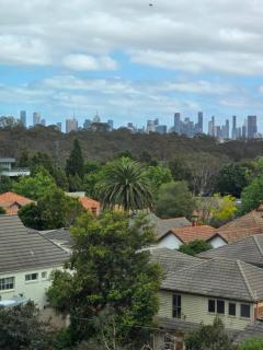 Modern 1BR with covered Balcony I Alphington I Fast WiFi I Free Parking I Walking to Alphington Train Station I Minutes to Melbourne CBD - 0