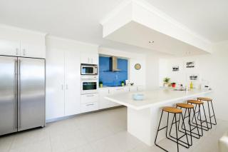 Courtyard Charm, Ocean Views, Little Cove - 4