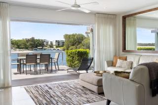 Driftwood 6 Private Beach Stay - 1