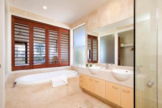 Hale Lani 2 Oceanview Penthouse Paradise - 3