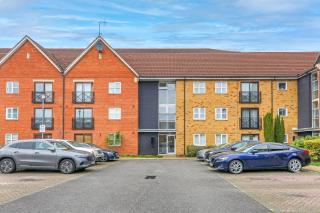 2 bedroom with ensuite shower room host 6 people 6 - 8