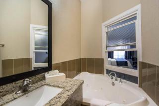 Comfort Inn & Suites - 5