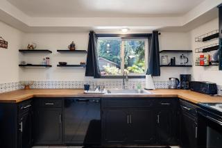 Wake Robin House - Comfortable & Close to Campus home - 1