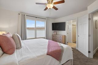 Red Rock Villa with Private Hot Tub and 2 King Suites - 5