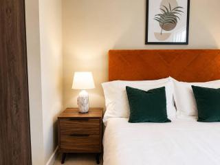 The Pullman Suite - Stylish Apartment by York Station & City Walls - 4