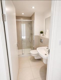 Extra large 2Bedroom 2Bathroom Apartment with Parking Contractor Friendly In Croydon city Centre - 3
