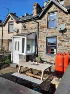 Welsh character cottage with wood burning stove - 0