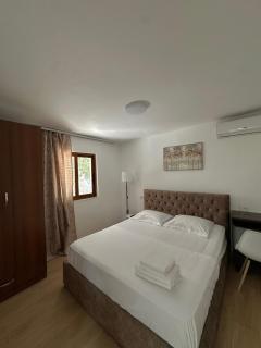 Quiet Courtyard Retreat - Heart of Gjirokastër - 0