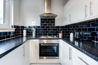 Balloch House -Spacious 3 bed house with on street parking - 8