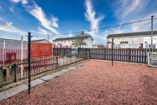 Balloch House -Spacious 3 bed house with on street parking - 6