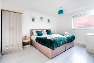 Balloch House -Spacious 3 bed house with on street parking - 5