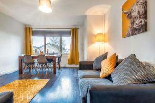 Balloch House -Spacious 3 bed house with on street parking - 3