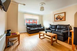 Scotia House -3 bed house in Larkhall with private driveway - 1
