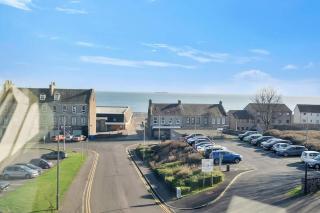 Milton Apartment - 3 Beds, Kirkcaldy with sea view - 1