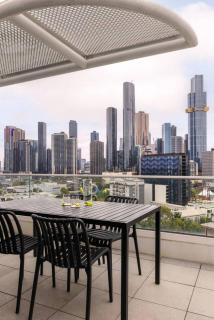 2BD Immaculate Sky-High Apartment - Prime Location - 7