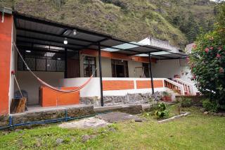 Spacious house with BBQ, patio & mountain views - 1