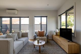 2BD Stylish Family Escape Heart of Reservoir - 0