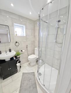 Spacious Luxe Suite New Build London and Essex - 5