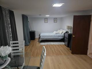 Cozy Private Basement Apartment in Toronto - 8
