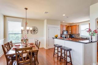 Home in The Hollows, Panoramic View, All Amenities - 6