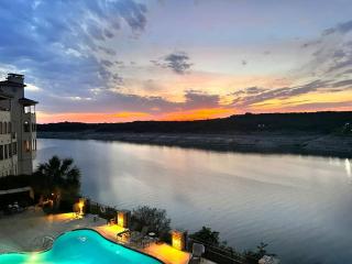 Gorgeous Lakefront Condo Panoramic Lake Views 3202 - 0