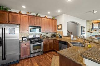 Amazing 4 bdrm Home in Hollows-Stunning Lake Views - 2