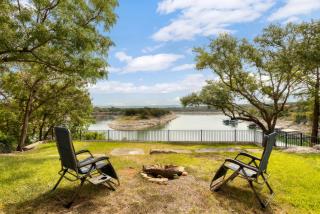 Lake Travis Waterfront Cove Private Dock, Kayaks, Fire Pit, Near Winery - 0