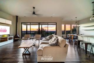 Creamy Cliffside Modern Casa - 9