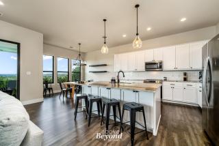 Creamy Cliffside Modern Casa - 7
