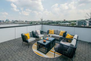 King & Queen 2 Homes - 24 Beds City Views - 5