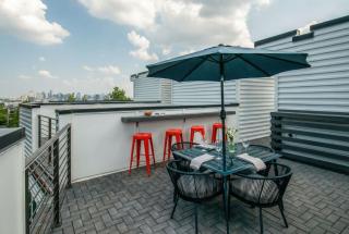 King & Queen 2 Homes - 24 Beds City Views - 1