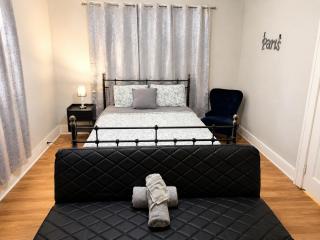 Paris-Inspired Downtown Studio - Toyota Center - Houston - 0