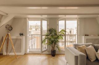 Light, Spacious, Perfect Location - 8