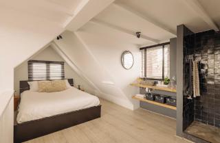 Light, Spacious, Perfect Location - 7