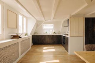 Light, Spacious, Perfect Location - 1