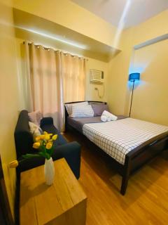 Manila Bay Sunset Suite with Balcony, Fast WiFi, Netflix, Pool, Gym & Sauna, Near MOA, NAIA, PICC & Star City, WFH Ready - 9