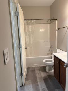 King bedroom with private entrance - 1