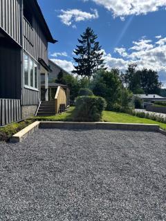 Centrally located, 3 bedrooms, garden, parking and fast WiFi - 2