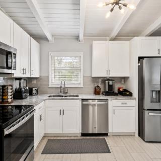 Modern 3Bd 2Ba Firepit-Sleeps 8 King Bed - 3