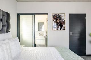 Cozy Waterfall Apartment near Mall of Africa - 8