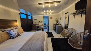 Menuchah 2 - Home away from home - 1
