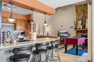 Top Floor 2 Bedroom Ski-In & Walk to Main St - 9