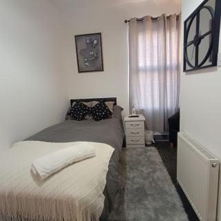 Twilight GF2 Single Room with Private Bathroom - 1