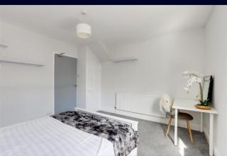 Located in the peaceful NG2 area, Near Trent Bridge Cricket ground , Perfect for Business Trips & Family Holidays or working professionals-long term deals, City Centre and M1 Nearby , Free Parking , Private Garden , FAST Wi-Fi , Netflix - 6