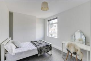 Located in the peaceful NG2 area, Near Trent Bridge Cricket ground , Perfect for Business Trips & Family Holidays or working professionals-long term deals, City Centre and M1 Nearby , Free Parking , Private Garden , FAST Wi-Fi , Netflix - 5