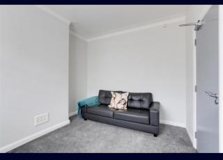 Located in the peaceful NG2 area, Near Trent Bridge Cricket ground , Perfect for Business Trips & Family Holidays or working professionals-long term deals, City Centre and M1 Nearby , Free Parking , Private Garden , FAST Wi-Fi , Netflix - 4