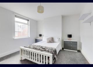 Located in the peaceful NG2 area, Near Trent Bridge Cricket ground , Perfect for Business Trips & Family Holidays or working professionals-long term deals, City Centre and M1 Nearby , Free Parking , Private Garden , FAST Wi-Fi , Netflix - 0